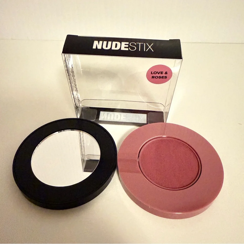 NUDESTIX Love & Roses Blush Compact Brand New in box
